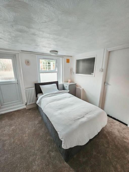 Spacious House In Ipswich Esterno foto